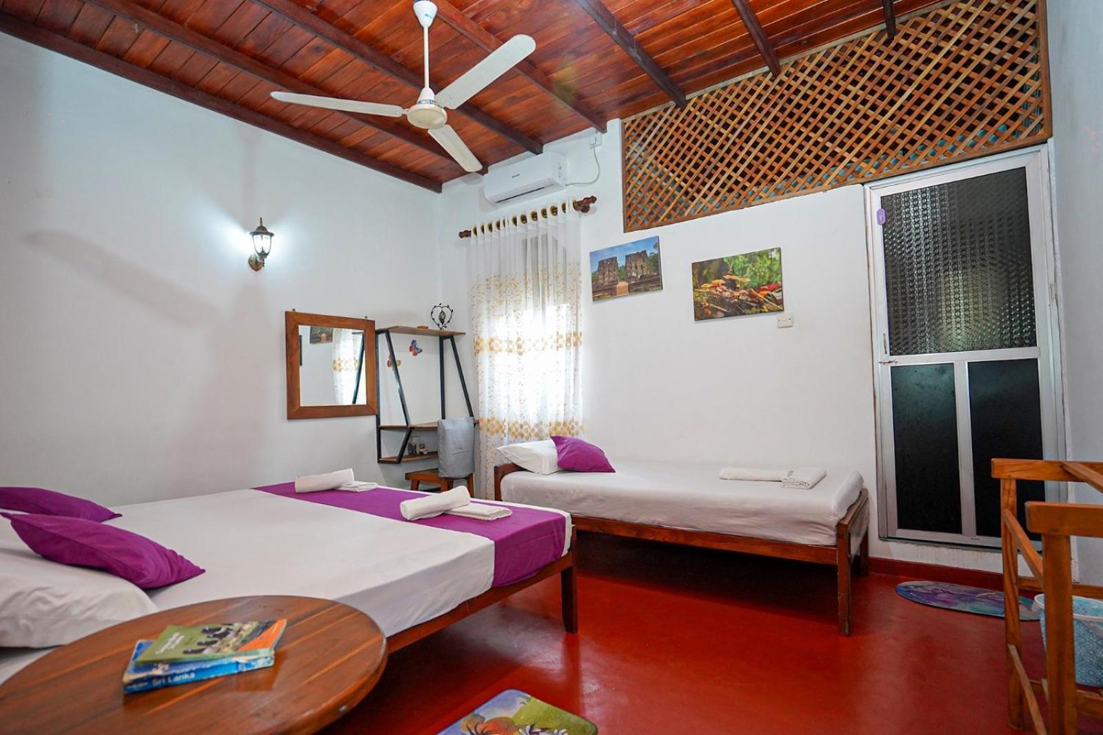 4Ty Two Homestay Galle Buitenkant foto