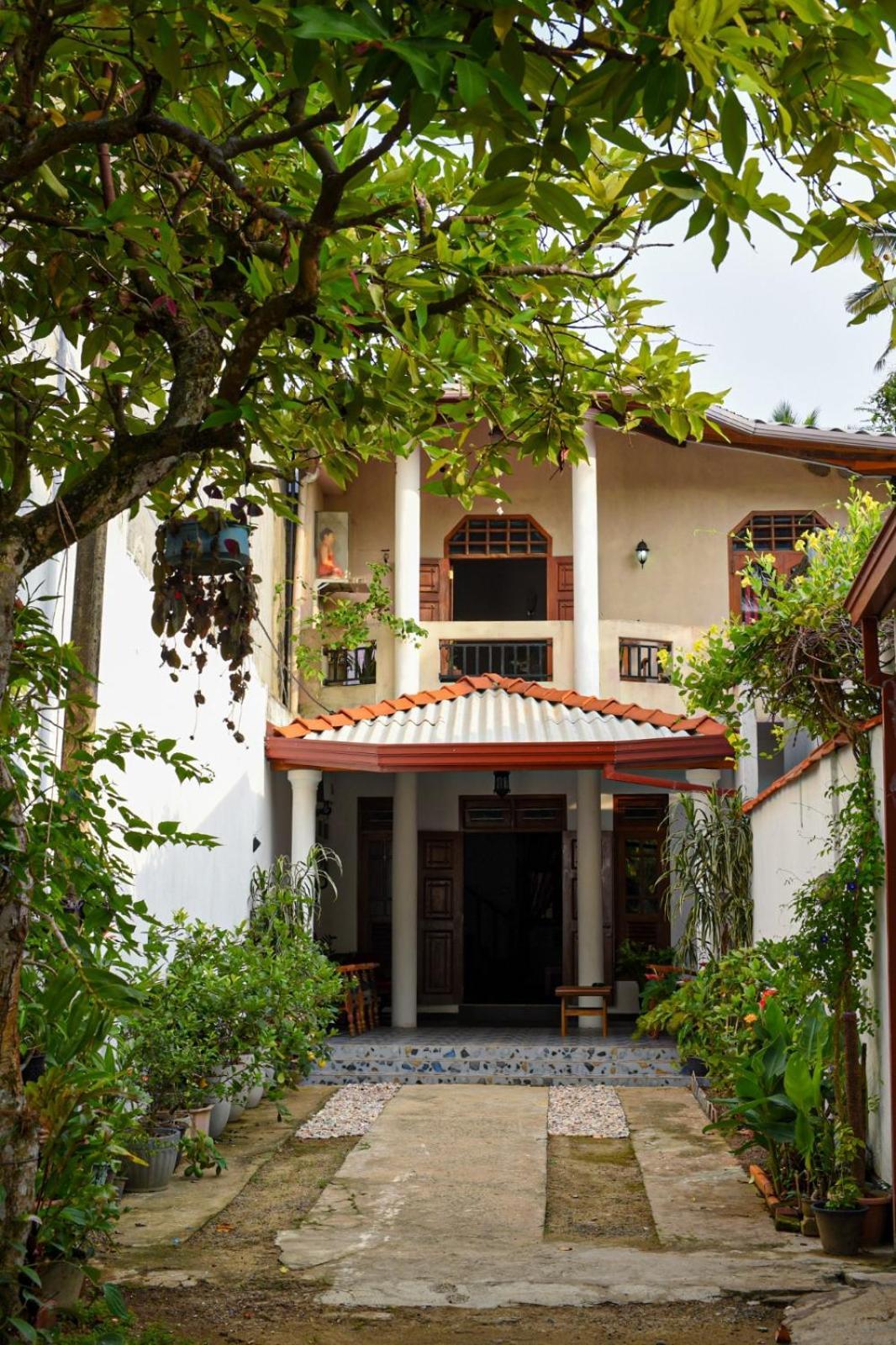 4Ty Two Homestay Galle Buitenkant foto