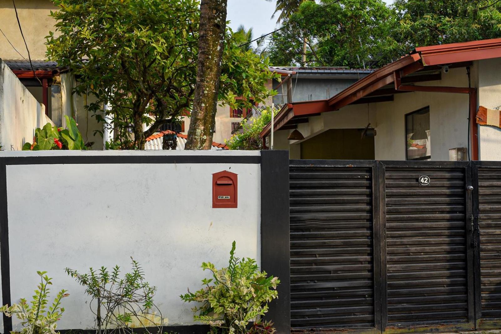 4Ty Two Homestay Galle Buitenkant foto