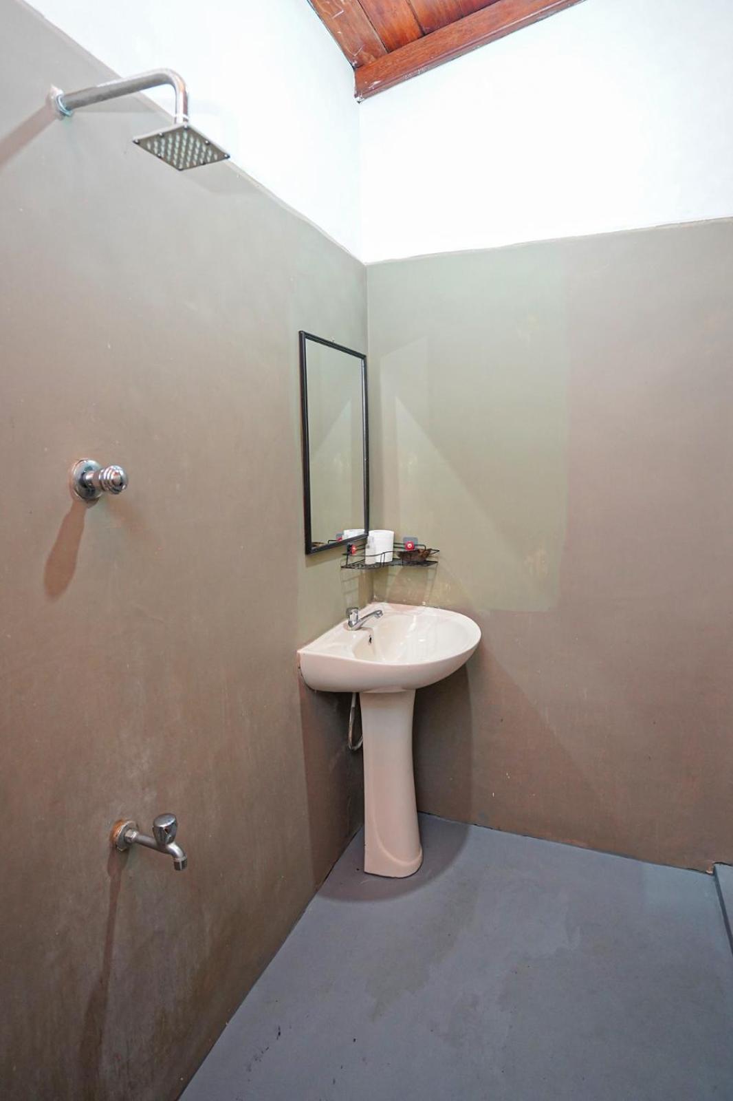4Ty Two Homestay Galle Buitenkant foto